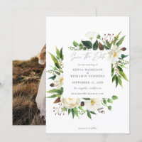 Weiße Blumen und Grünpflanzen Save the Date Foto