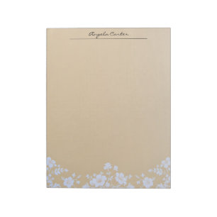 Weiße Blumenelemente auf Beige Notizblock