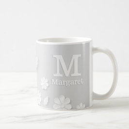 Weiße, blumengeprägte Namensinitialen personalisie Kaffeetasse