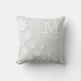 Weiße, blumengeprägte Namensinitialen personalisie Kissen