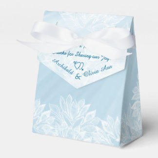 Weiße Blumenlatte und blass blaue Satin Geschenkschachtel