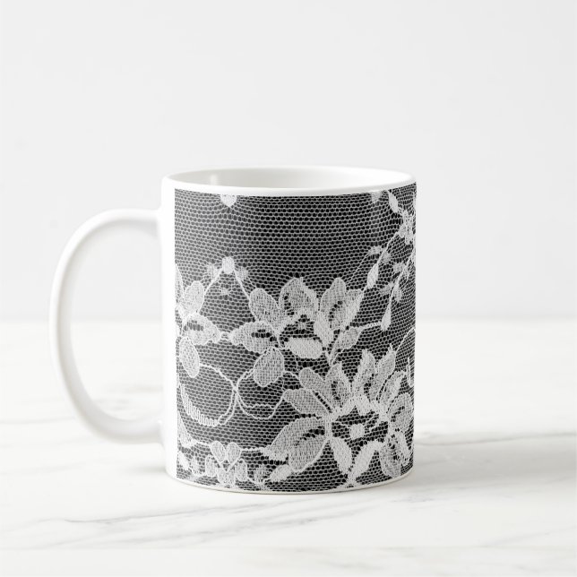 Weiße Blumenspitze: schwarzer Hintergrund. Kaffeetasse (Links)