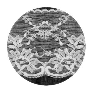 Weiße Blumenstickerei: schwarzer Hintergrund. Schneidebrett