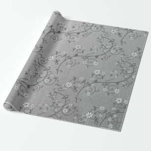 Weiße blumige Rebe auf silbernem Geschenkpapier