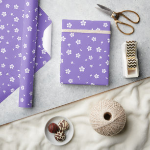 Weiße Blüten auf Lila Geschenkpapier