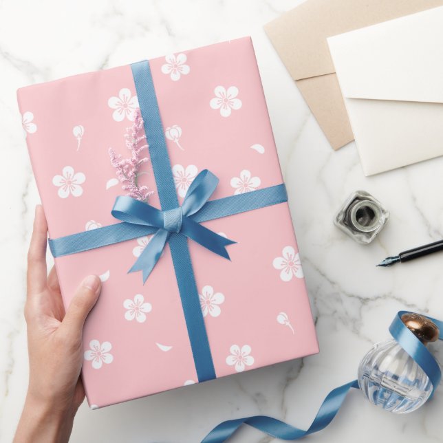 Weiße Blüten im Baby-Pink-Muster Geschenkpapier (Schenken)