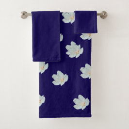 Weiße Blüten in dunkelblau Badhandtuch Set