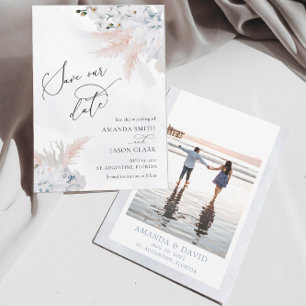 Weiße Blütenorchidee und staubblauer Korallenstran Save The Date