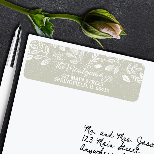 Weiße Botanicals auf hellgrüner Rücksendeadresse (White botanicals on sage green return address labels)