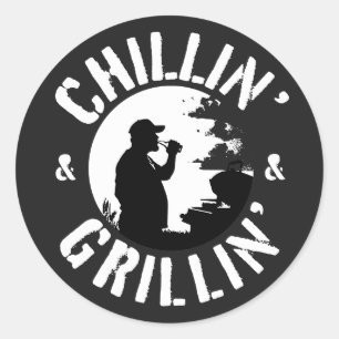 Weiße Briefmarke Chillin’ & Grillin Runder Aufkleber