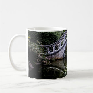WEIßE BRÜCKE UMGEBEN VON BÄUMEN KAFFEETASSE