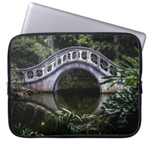 WEISSE BRÜCKE UMGEBEN VON BÄUMEN LAPTOPSCHUTZHÜLLE