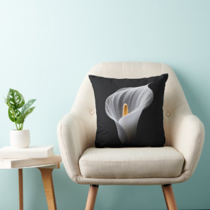 Weiße Calla-Lilie auf schwarz Kissen