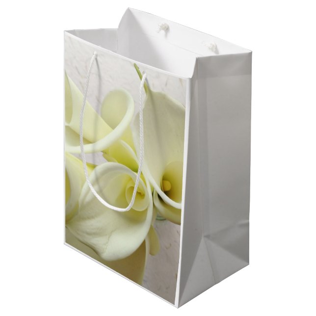 Weiße Calla-Lilien von oben Mittlere Geschenktüte (Vorderseite Schrägansicht)