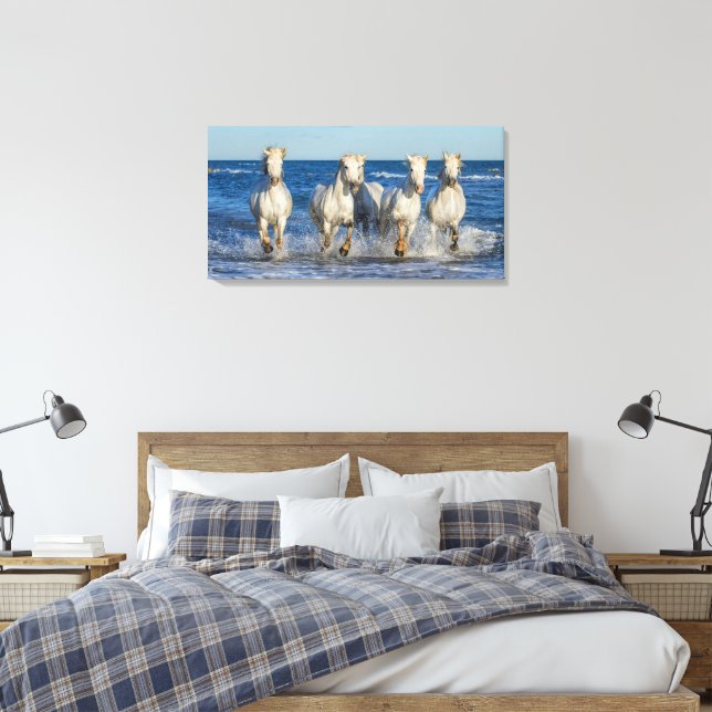 Weiße Camarque Pferde Galopp durch Wellen Leinwanddruck (Insitu (Schlafzimmer))