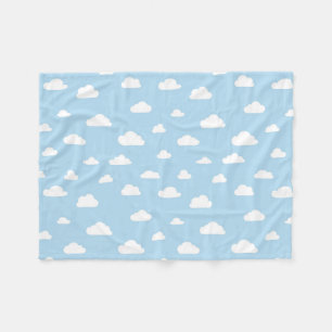 Weiße Cartoon-Wolken auf blauem Hintergrund-Muste Fleecedecke