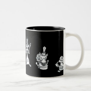 Weiße Chessmen bereit für Tasse des Krieges
