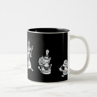 Weiße Chessmen bereit für Tasse des Krieges