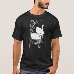 Weiße chinesische Gänse, die mit Schilf schwimmen, T-Shirt