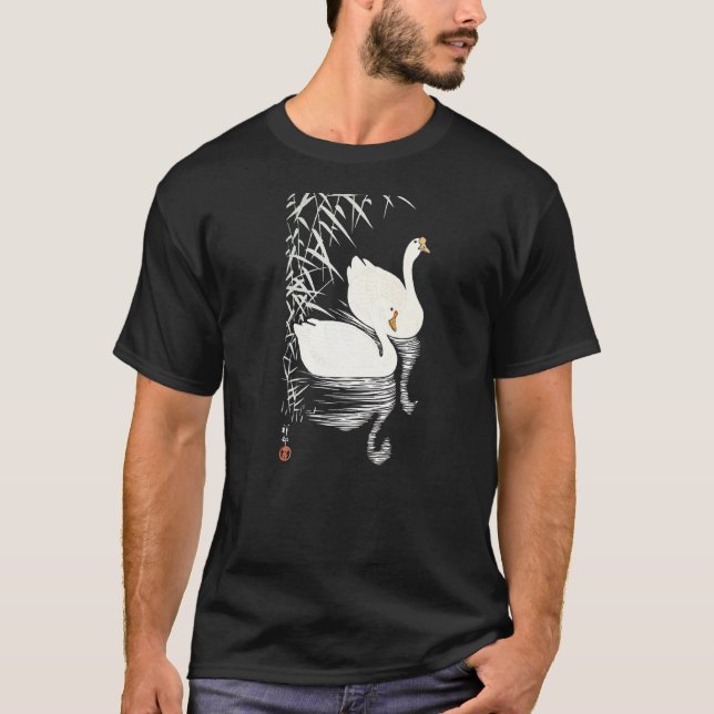 Weiße chinesische Gänse, die mit Schilf schwimmen, T-Shirt (Vorderseite)