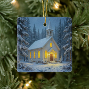 Weiße Christvesper-Kapelle in Winterkiefern Keramikornament