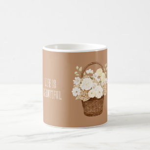 Weiße Cremeblumen im Korb Kaffeetasse