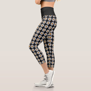 Weiße Dahlia Blumenmuster auf schwarz Capri Leggings