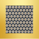 Weiße Dahlia-Blumenmuster Schal<br><div class="desc">Mit diesem quadratischen Chiffonschal,  der das Foto einer schlichten,  weißen Dahlia-Blume mit gelbem Mittelteil vor einem schwarzen Hintergrund zeigt und in einem sich wiederholenden,  quadratischen Muster gedruckt ist,  können Sie Ihren Kleiderschrank in Szene setzen. Ein schönes,  blumengeschmücktes Design! Wählen Sie Ihre Schals-Größe aus.</div>