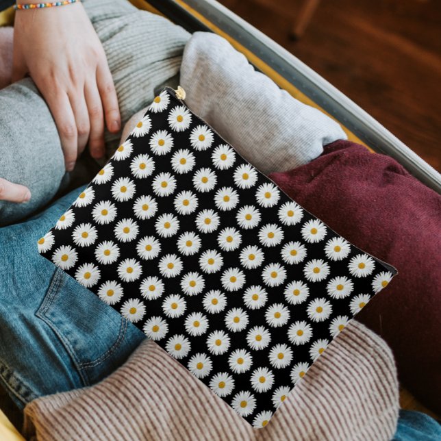 Weiße Daisy-Floral-Muster auf schwarz Zubehörtasche (In Situ)