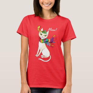 Weiße dekorative Katze in einem Hut und Schal auf T-Shirt
