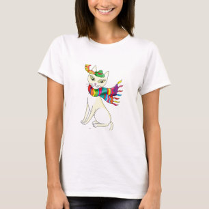 Weiße dekorative Katze in einem Hut und Schal auf  T-Shirt