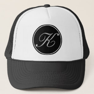 Weiße Diamant-Buchstabe K Monogramm Truckerkappe
