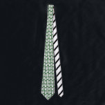 Weiße Dominosteine mit schwarzen Punkten auf grüne Krawatte<br><div class="desc">Einfache,  handgezeichnet Stilbilder von Dominosteinen in Weiß mit schwarzem Druck oder schwarzen Punkten auf ihnen sind in einem Muster auf einem grünen Hintergrund auf diesem Halsband angeordnet. Es ist perfekt für alle,  die Lieben Dominospiele und andere Spiele spielen.</div>