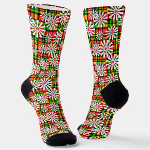 Weiße dunkle Blume auf einem roten, grünen Rücken Socken
