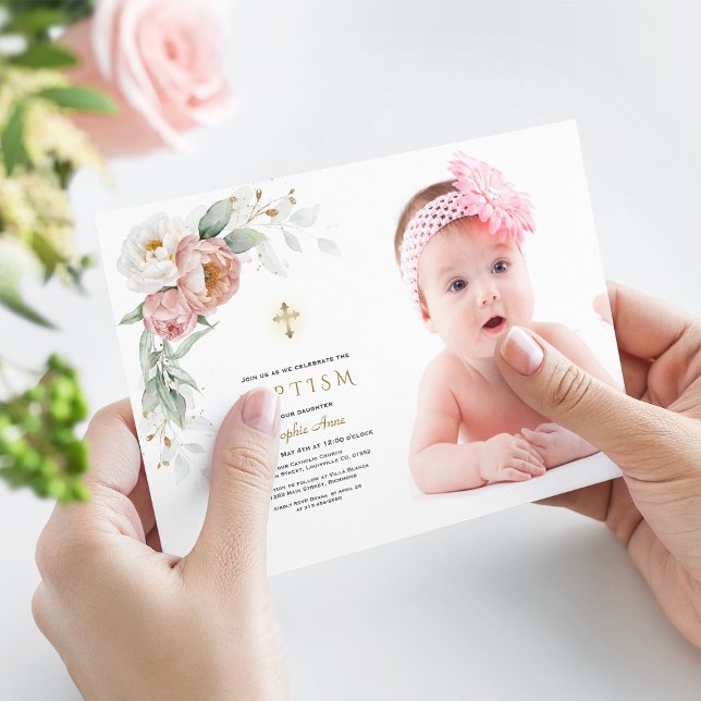 Weiße Dusty Rose Blumenstrauß Foto Taufe Girl Einladung (peach white flowers girl baptism, trendy photo girl baptism, elegant floral photo baptism)
