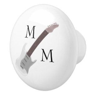 Weiße elektrische Gitarre mit Monogramm Keramikknauf