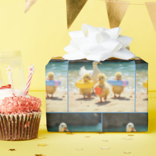 Weiße Ente mit Ducklings am Strand Geschenkpapier