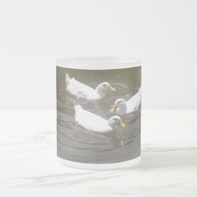 Weiße Enten, die Tasse schwimmen (Mittel)
