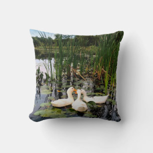 Weiße Enten, Lilienpads, Fesseln, Seeufer Kissen
