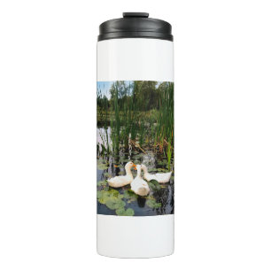 Weiße Enten, Lilienpads, Fesseln, Seeufer Thermosbecher