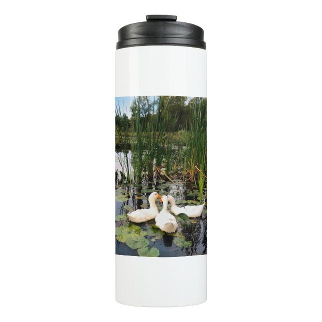 Weiße Enten, Lilienpads, Fesseln, Seeufer Thermosbecher (Vorderseite)