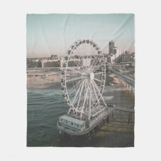 WEISSE FÄHREN IN DER NÄHE VON WASSER FLEECEDECKE