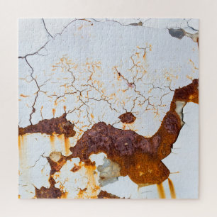 Weiße Farbe gebrochen, rostiges Auto.