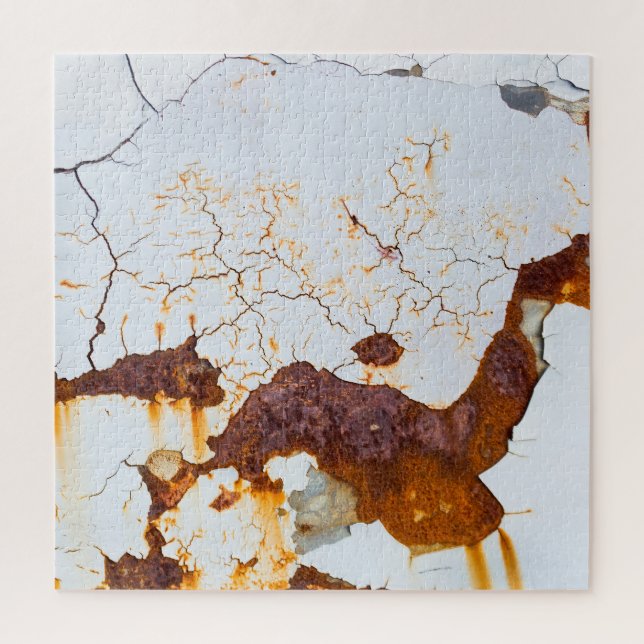 Weiße Farbe gebrochen, rostiges Auto. (Vertikal)