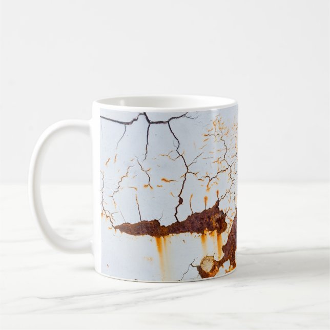 Weiße Farbe gebrochen, rostiges Auto. Kaffeetasse (Links)