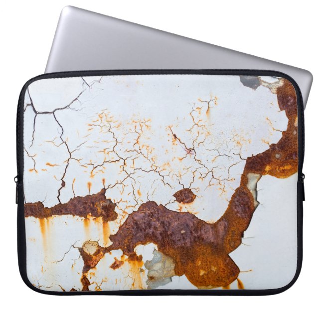Weiße Farbe gebrochen, rostiges Auto. Laptopschutzhülle (Vorderseite)