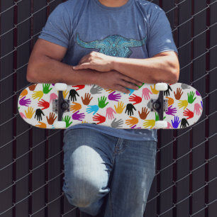 Weiße farbenfrohe Handabdruck-Musterdesign Skateboard