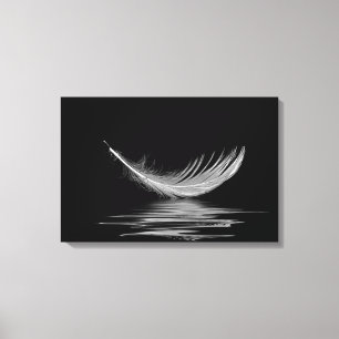 weiße Feder, die auf schwarzem Wasser schwimmt Leinwanddruck