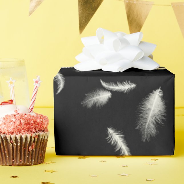 Weiße Federn auf schwarz Geschenkpapier (Geburtstagsparty)