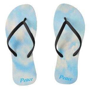 Weiße flauschige Wolken auf zartem Himmel flippen  Flip Flops